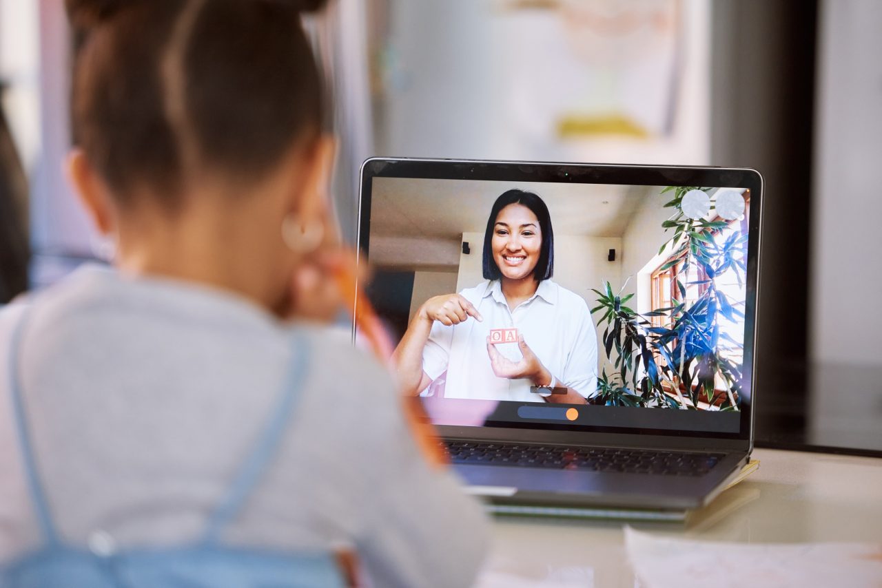 Student at home participating in a virtual tutoring session with a specialist, following a structured plan and using multi-sensory tools on screen.